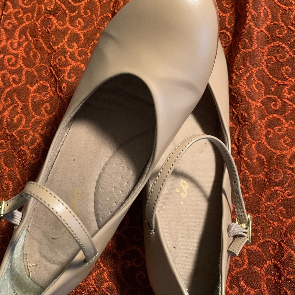 Women’s 8.5 Capezio Shoes
